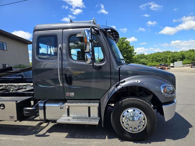 Image of Freightliner M2 106 equipment image 3