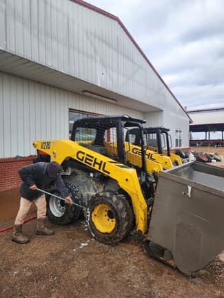 Image of Gehl V210 equipment image 4