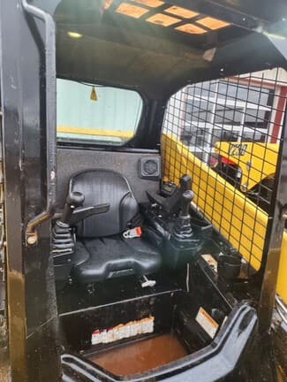 Image of Gehl V210 equipment image 4