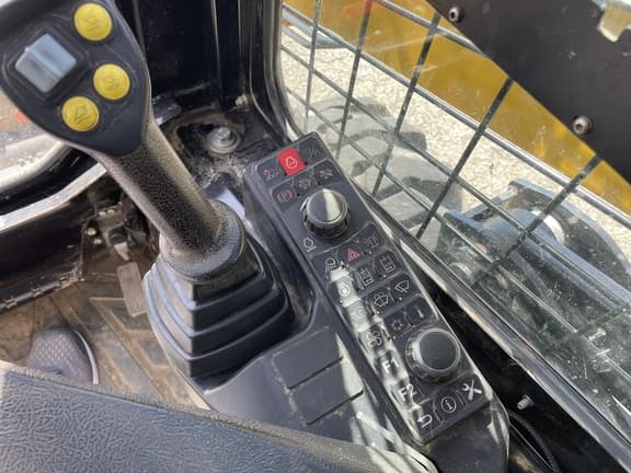 Image of Gehl V230 equipment image 4