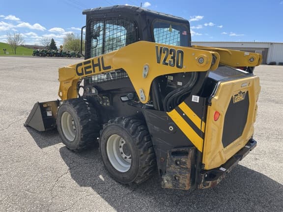 Image of Gehl V230 equipment image 3