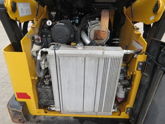Image of Gehl V330 equipment image 3