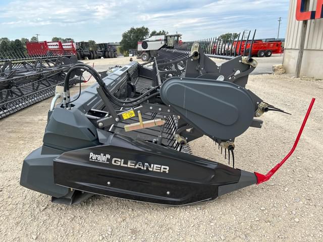 Image of Gleaner 9330 equipment image 1