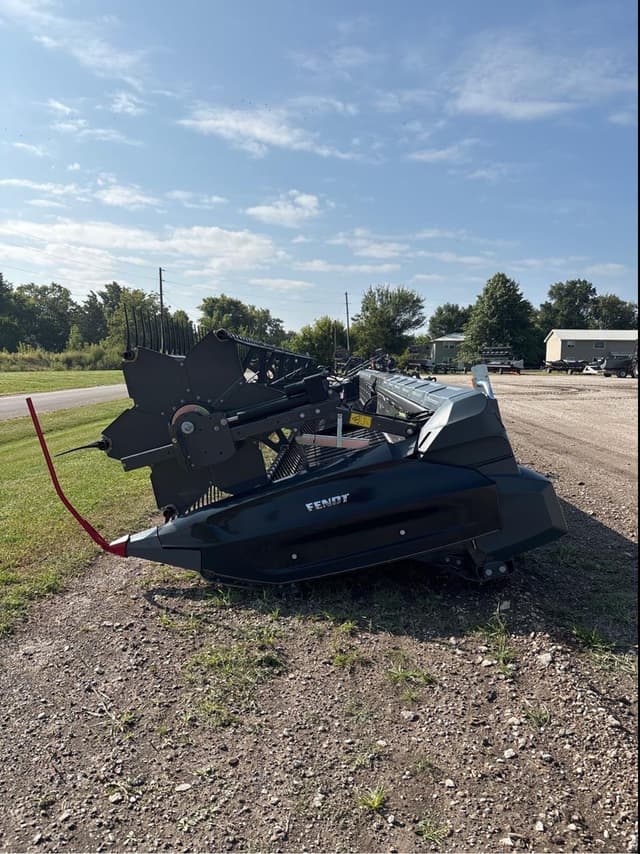 Image of Gleaner 9330 equipment image 4