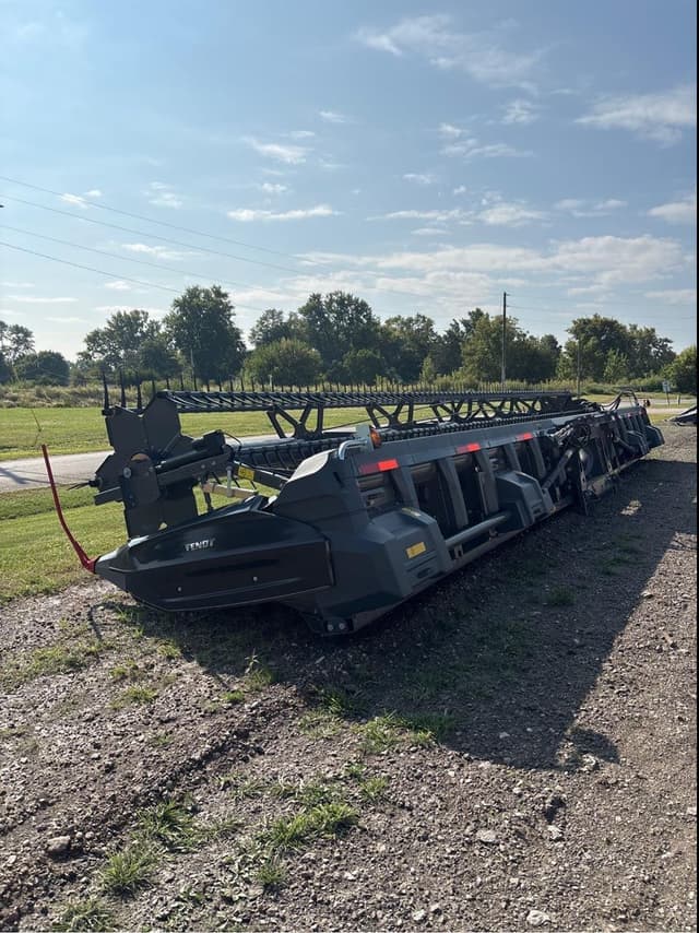 Image of Gleaner 9330 equipment image 3