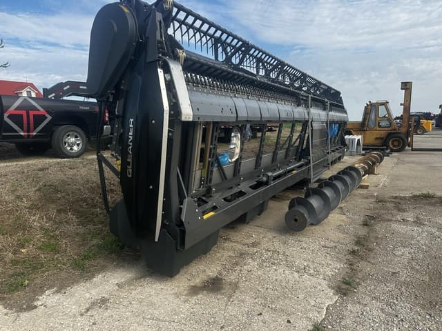 Image of Gleaner 9335 equipment image 4