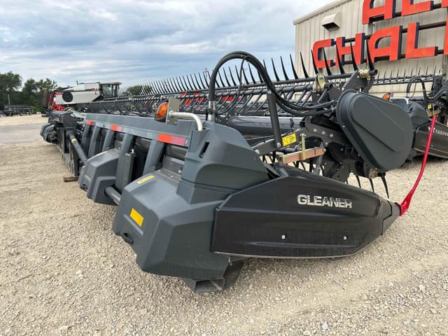 Image of Gleaner 9335 equipment image 2