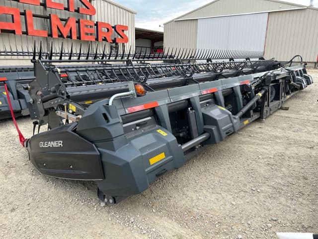 Image of Gleaner 9335 equipment image 4