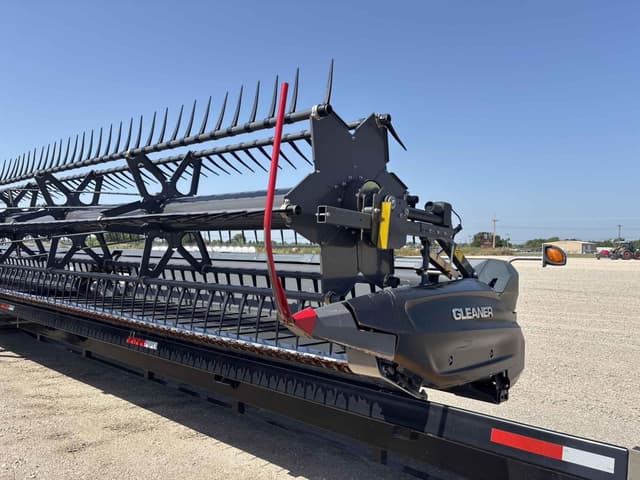 Image of Gleaner 9335 equipment image 2