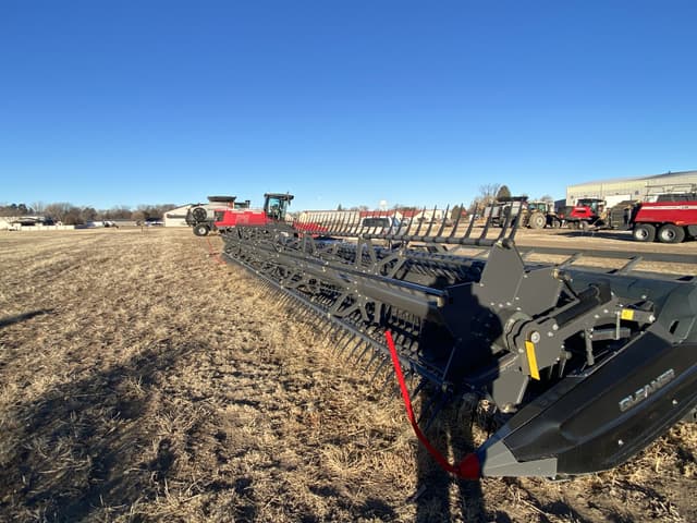 Image of Gleaner 9340 equipment image 3
