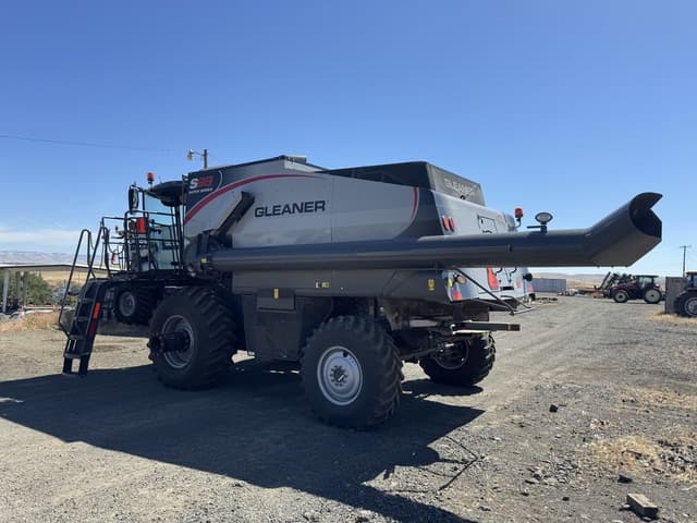Image of Gleaner S98 equipment image 2