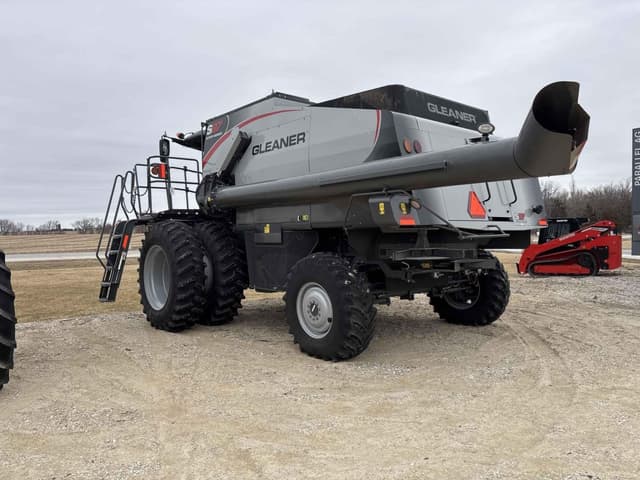 Image of Gleaner S97 equipment image 3