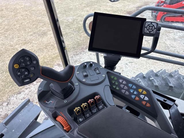 Image of Gleaner S97 equipment image 4