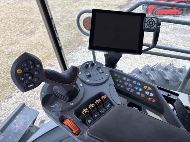 Image of Gleaner S97 equipment image 3