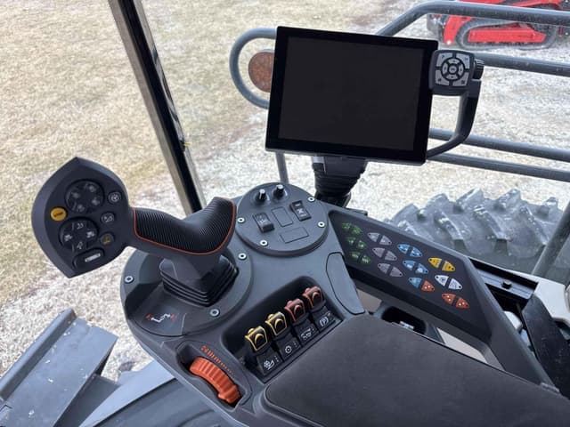 Image of Gleaner S97 equipment image 3