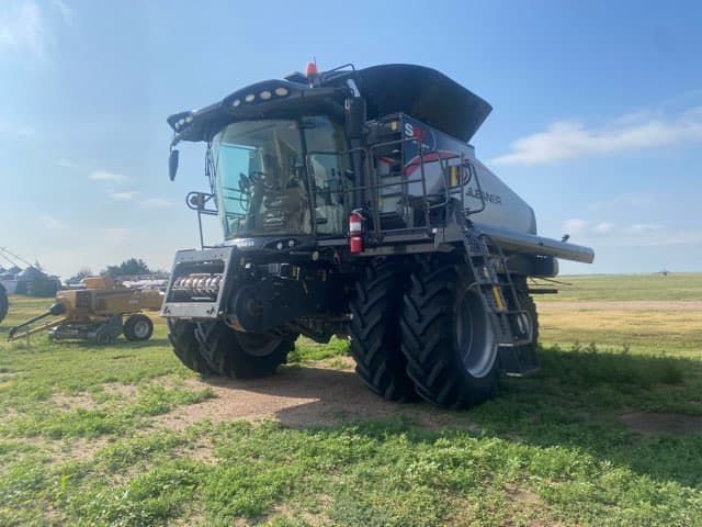 Image of Gleaner S97 equipment image 3