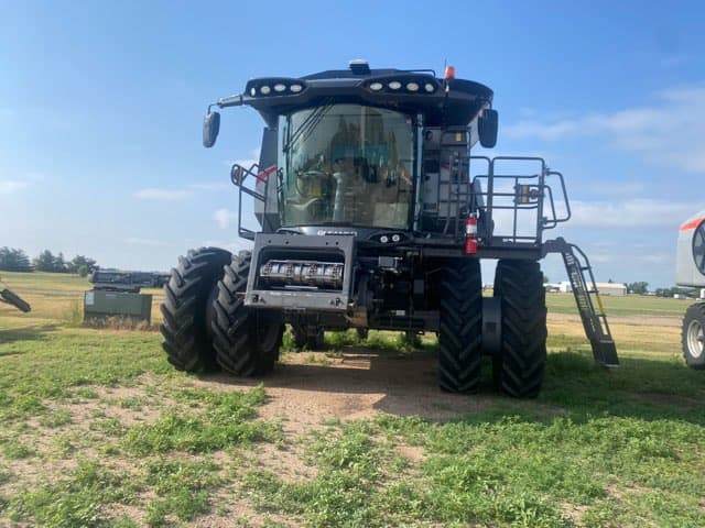 Image of Gleaner S97 equipment image 2