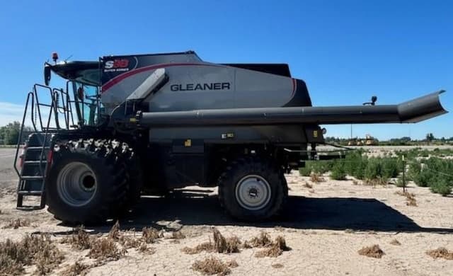 Image of Gleaner S98 equipment image 1