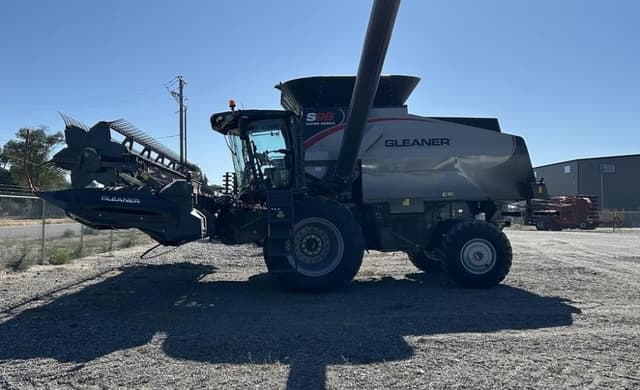 Image of Gleaner S98 equipment image 3