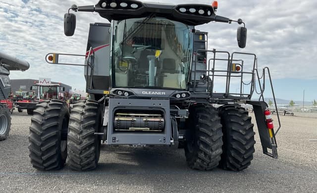 Image of Gleaner S98 equipment image 1