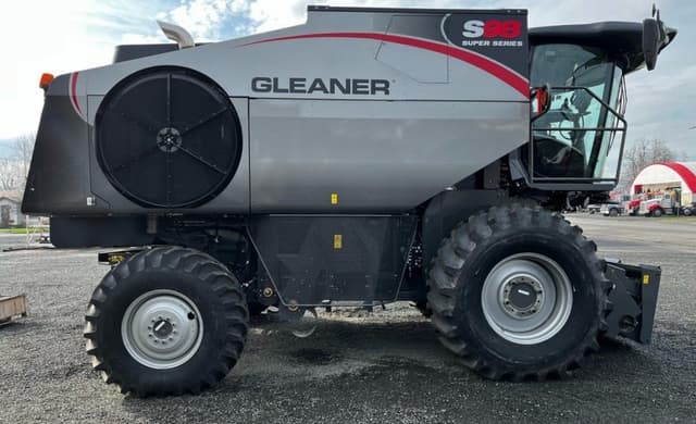 Image of Gleaner S98 equipment image 4