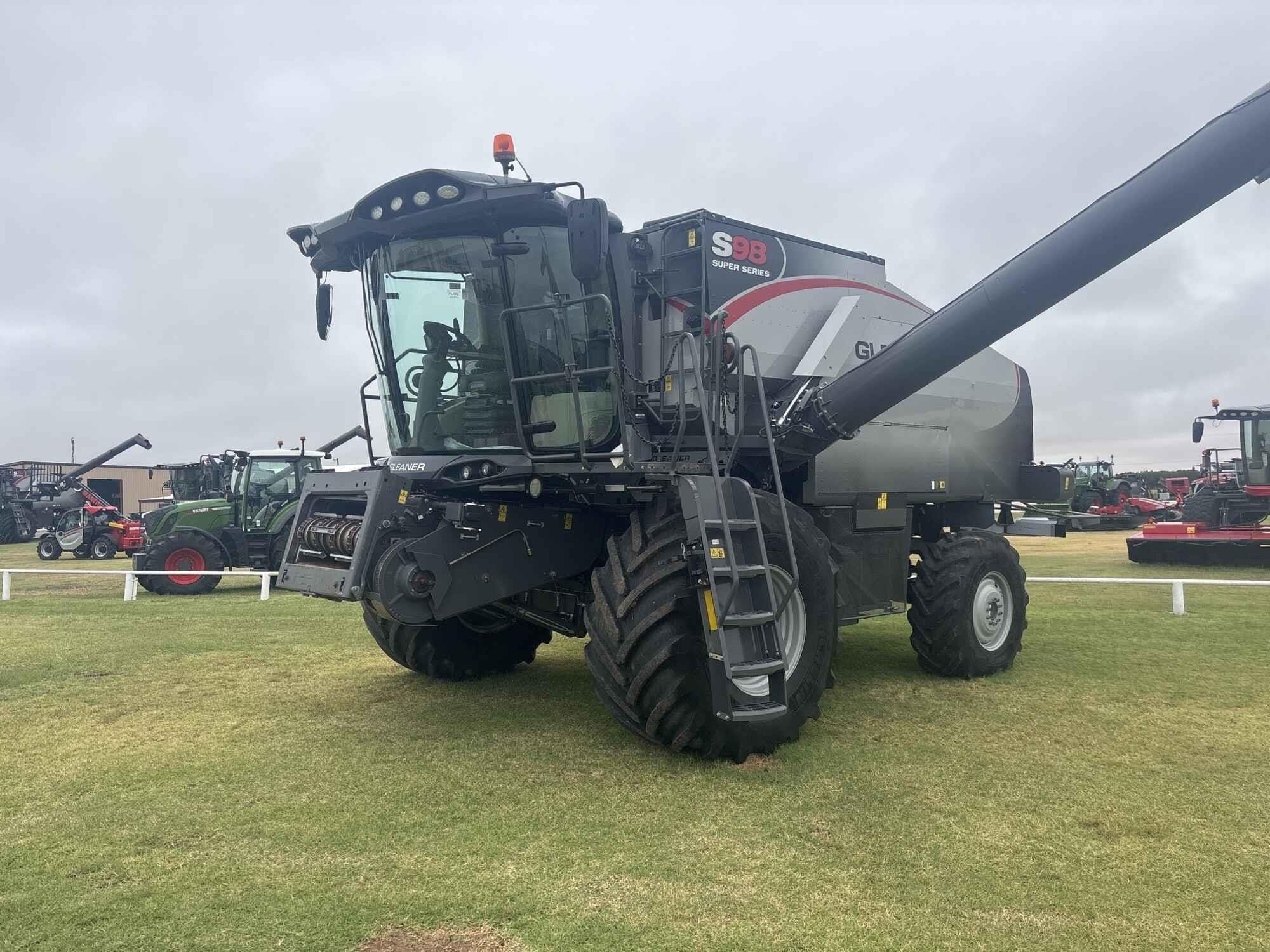 2024 Gleaner S98 Equipment Image0