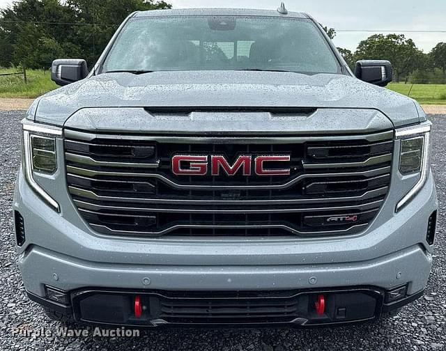 Image of GMC Sierra 1500 equipment image 1