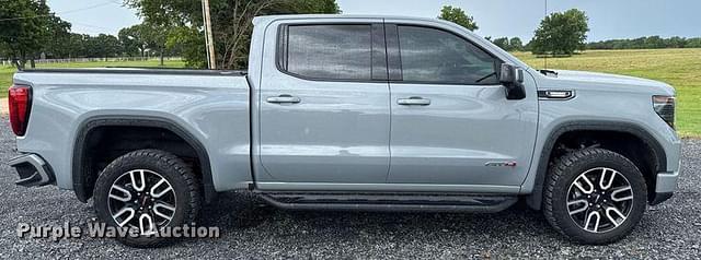 Image of GMC Sierra 1500 equipment image 3