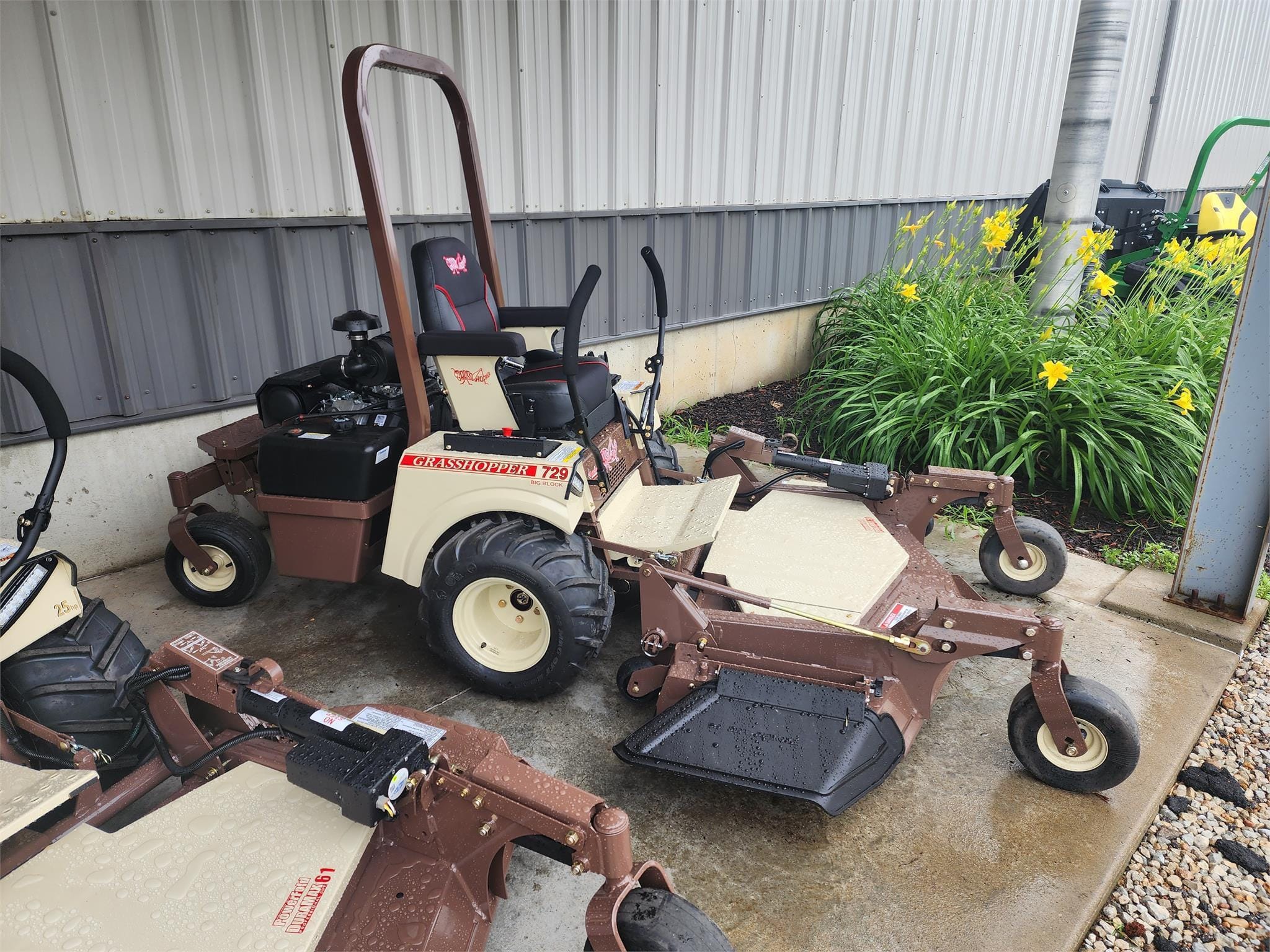 2024 Grasshopper 729 Equipment Image0