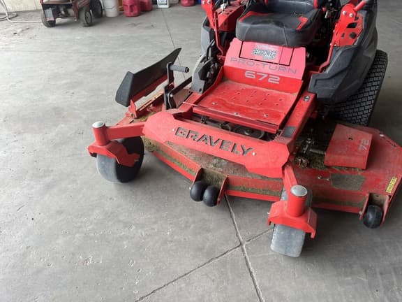 Image of Gravely Pro-Turn 672 equipment image 2