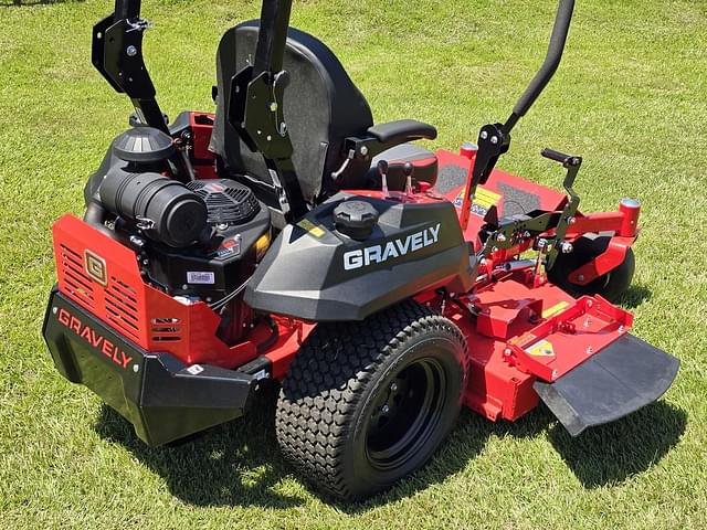 Image of Gravely Pro-Turn 152 equipment image 2