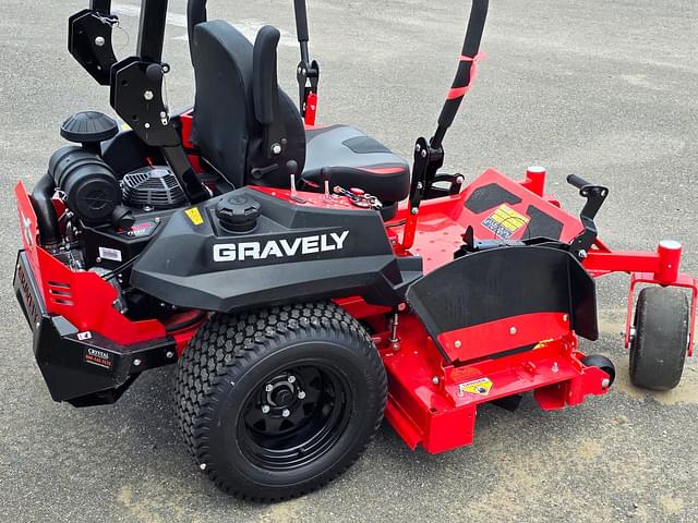 Image of Gravely Pro-Turn 152 equipment image 2