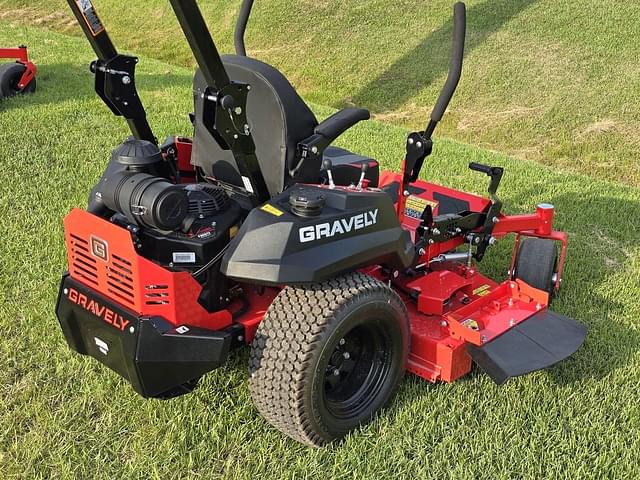 Image of Gravely Pro-Turn 152 equipment image 3