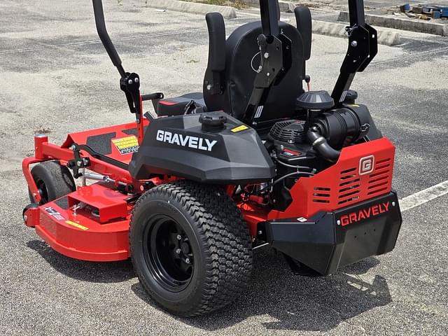 Image of Gravely Pro-Turn 152 equipment image 3