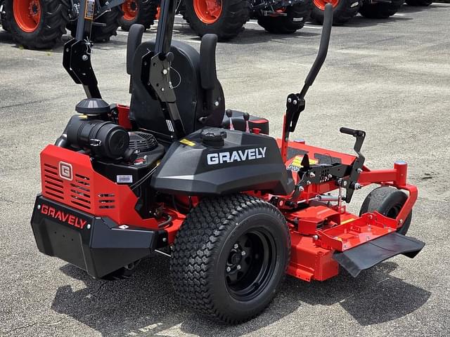 Image of Gravely Pro-Turn 152 equipment image 2