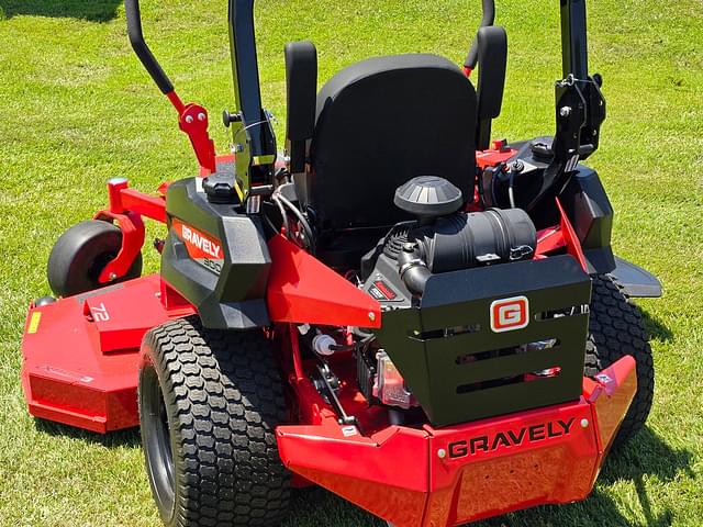 Image of Gravely Pro-Turn 372 equipment image 3