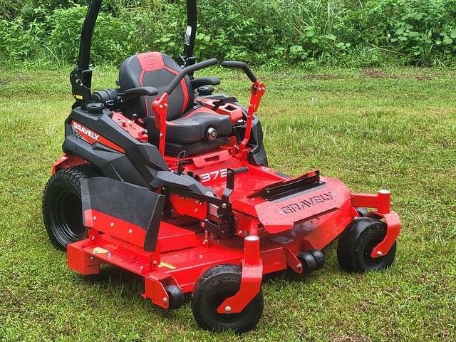 Image of Gravely Pro-Turn 372 equipment image 3