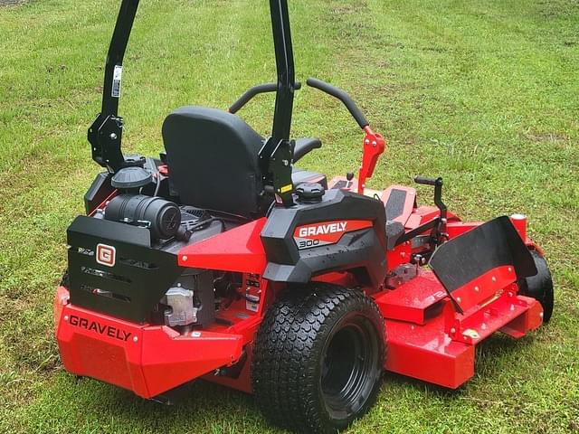 Image of Gravely Pro-Turn 372 equipment image 4