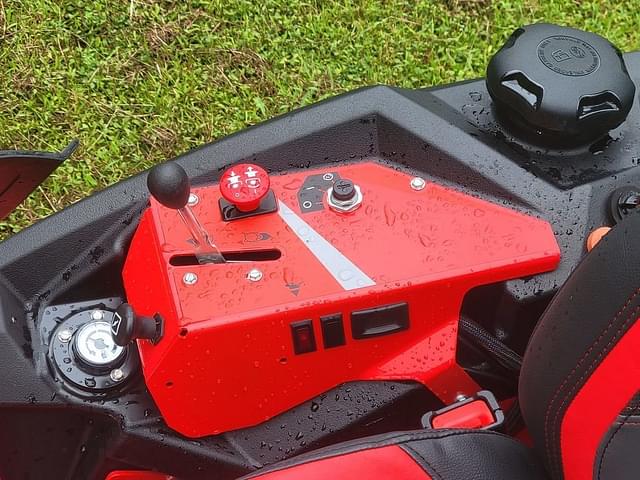 Image of Gravely Pro-Turn 372 equipment image 2