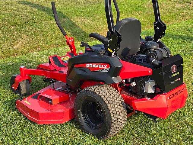 Image of Gravely Pro-Turn 372 equipment image 4