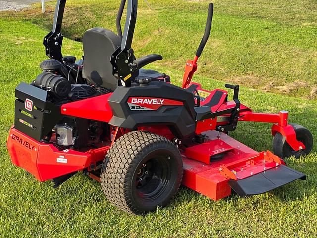 Image of Gravely Pro-Turn 372 equipment image 3