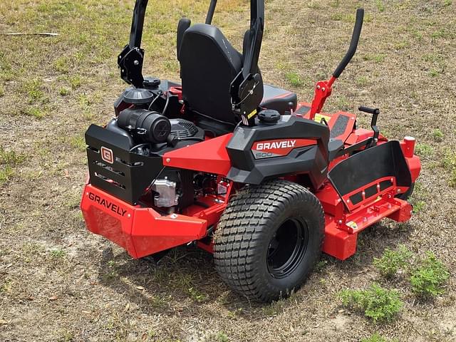 Image of Gravely Pro-Turn 560 equipment image 2