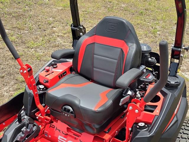 Image of Gravely Pro-Turn 560 equipment image 4