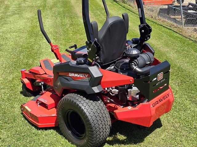 Image of Gravely Pro-Turn 560 equipment image 2