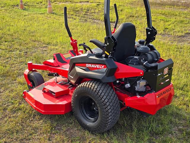 Image of Gravely Pro-Turn 572 equipment image 3