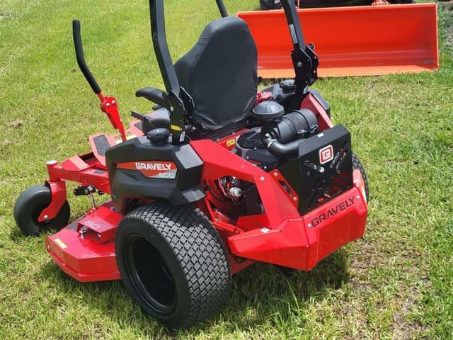 Image of Gravely Pro-Turn 600 equipment image 4