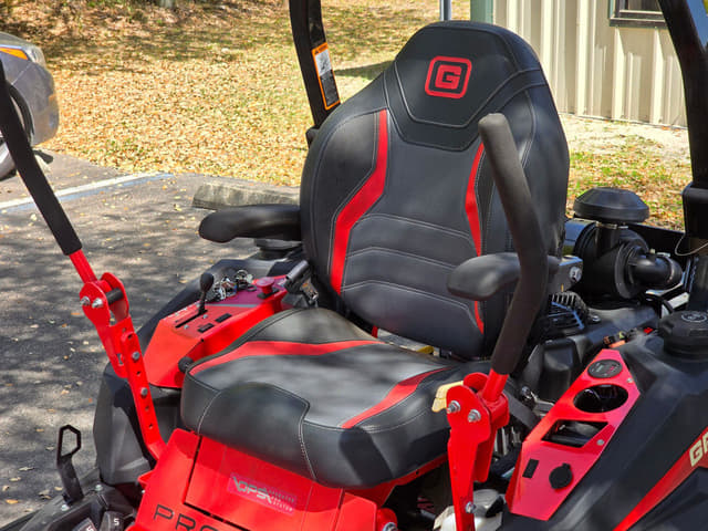 Image of Gravely Pro-Turn 660 equipment image 4