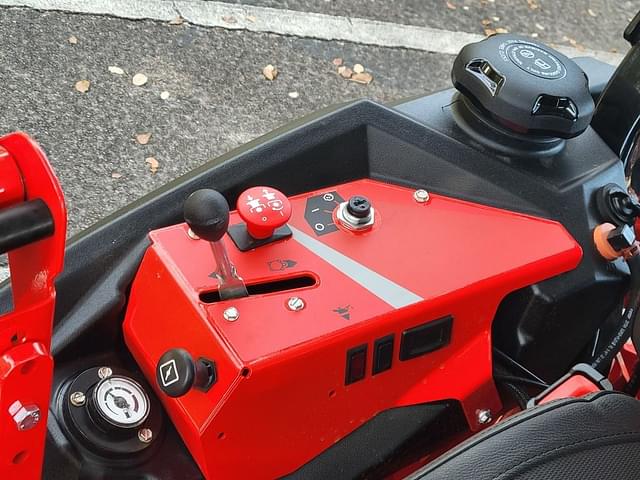 Image of Gravely Pro-Turn Mach One equipment image 4