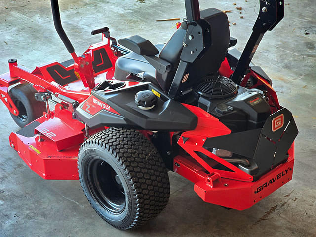 Image of Gravely Pro-Turn 52 equipment image 2