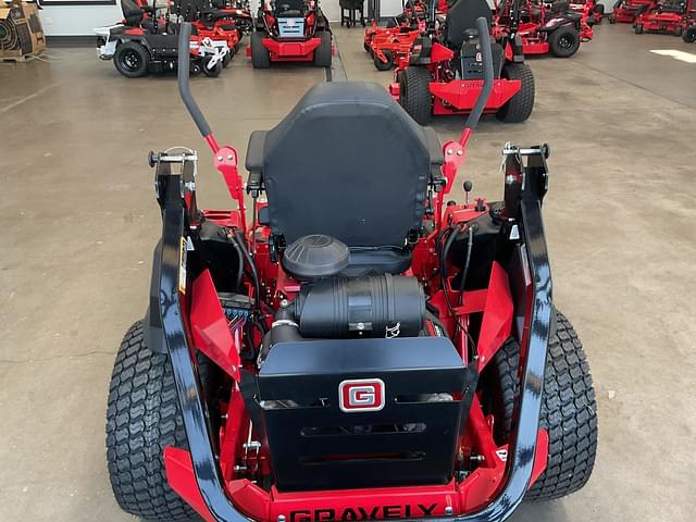 Image of Gravely Pro-Turn 560 equipment image 3